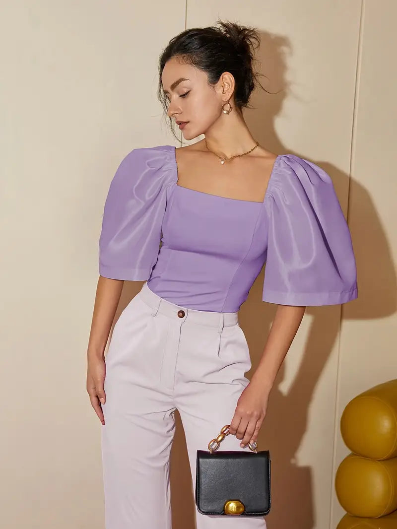 Clara – Elegante blusa de raso con mangas abullonadas