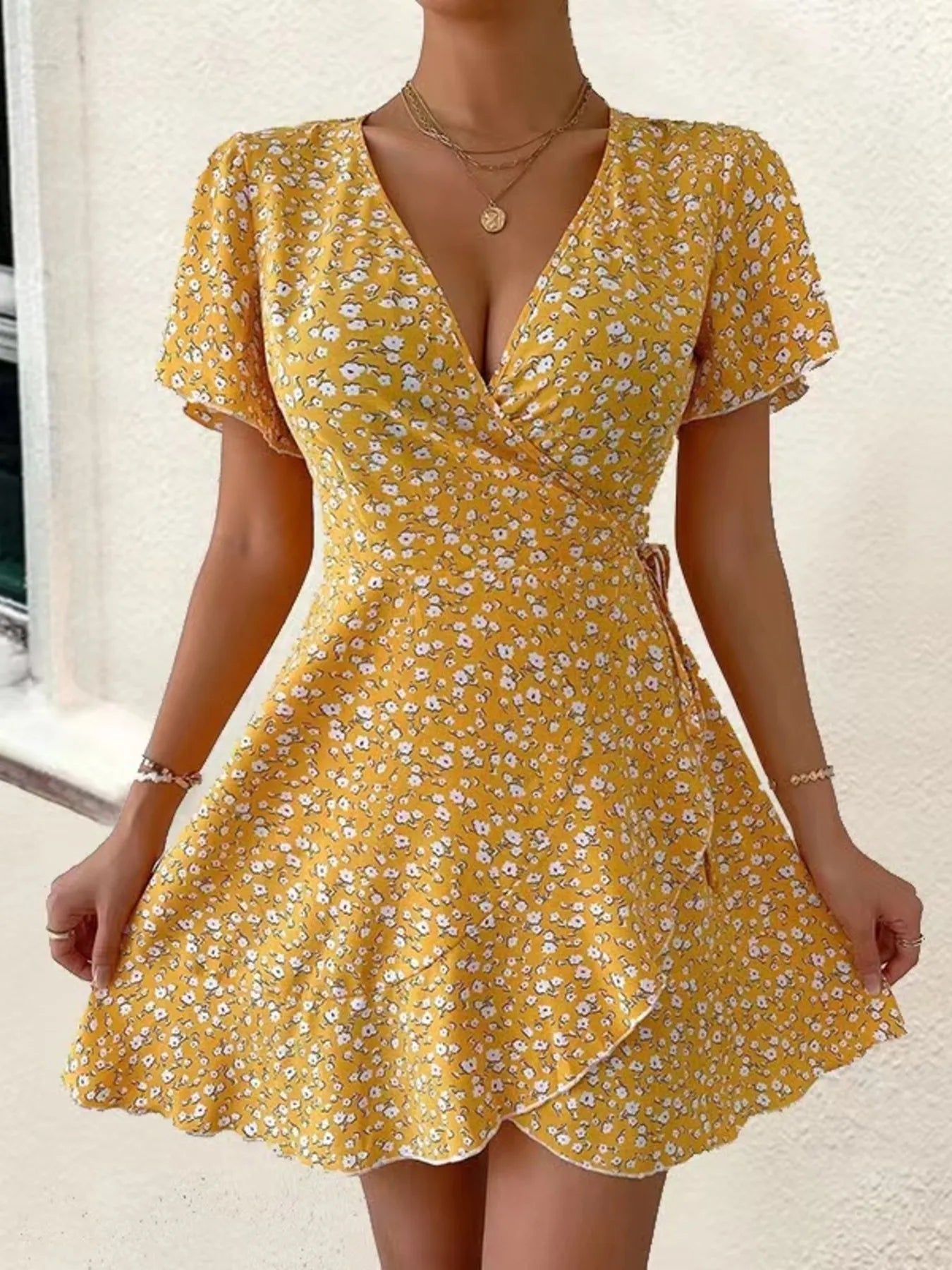 Rosanna - Elegante minivestido floral de manga corta con escote en V profundo