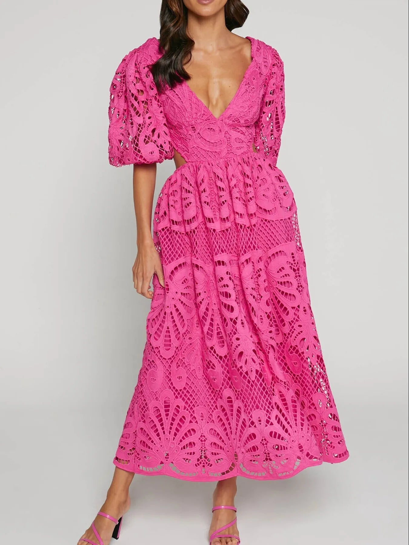 Riya - Elegante vestido largo de encaje con escote en pico y espalda descubierta