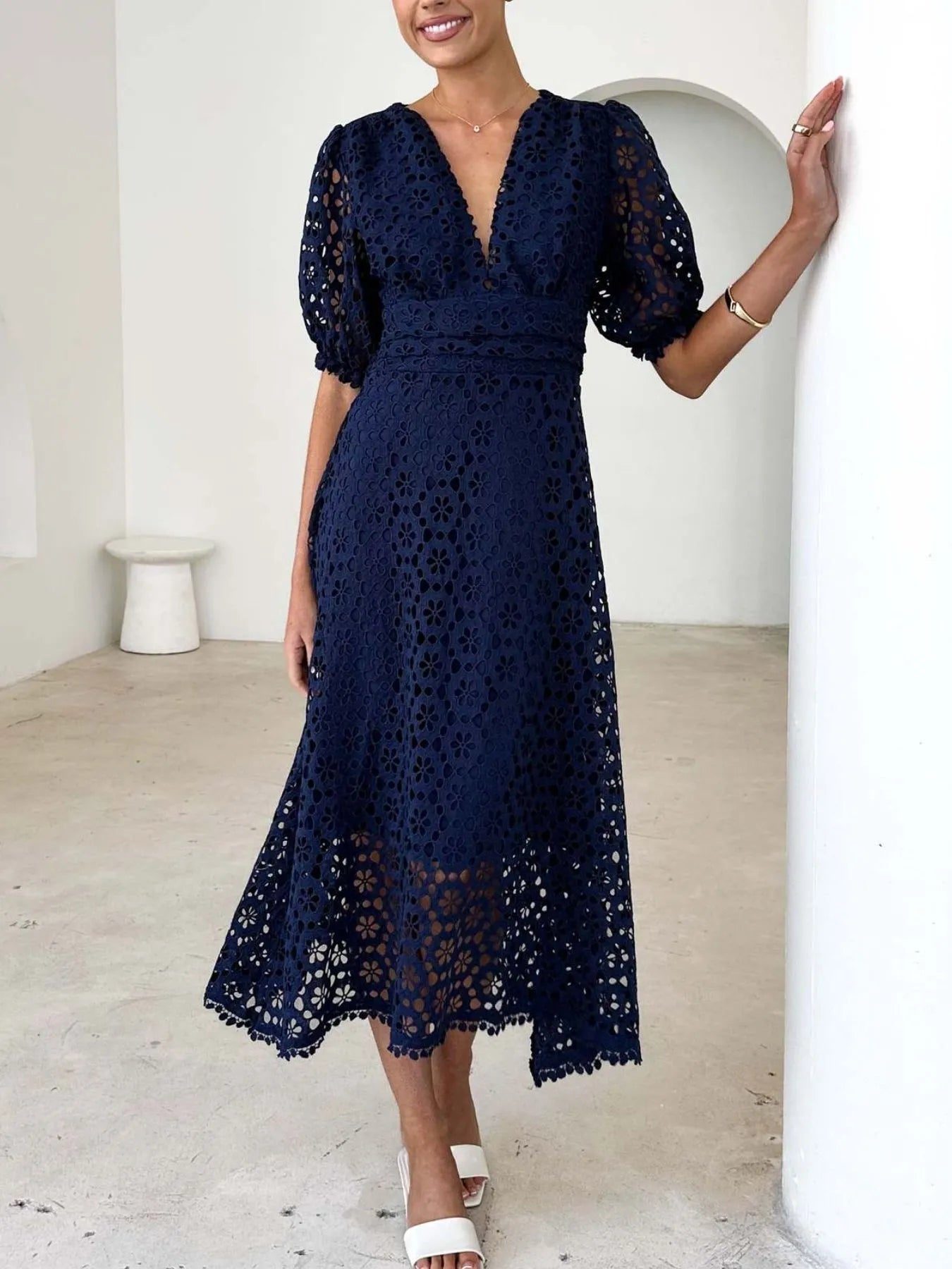 Mariel - Elegante vestido midi de encaje con cuello en V y mangas abullonadas