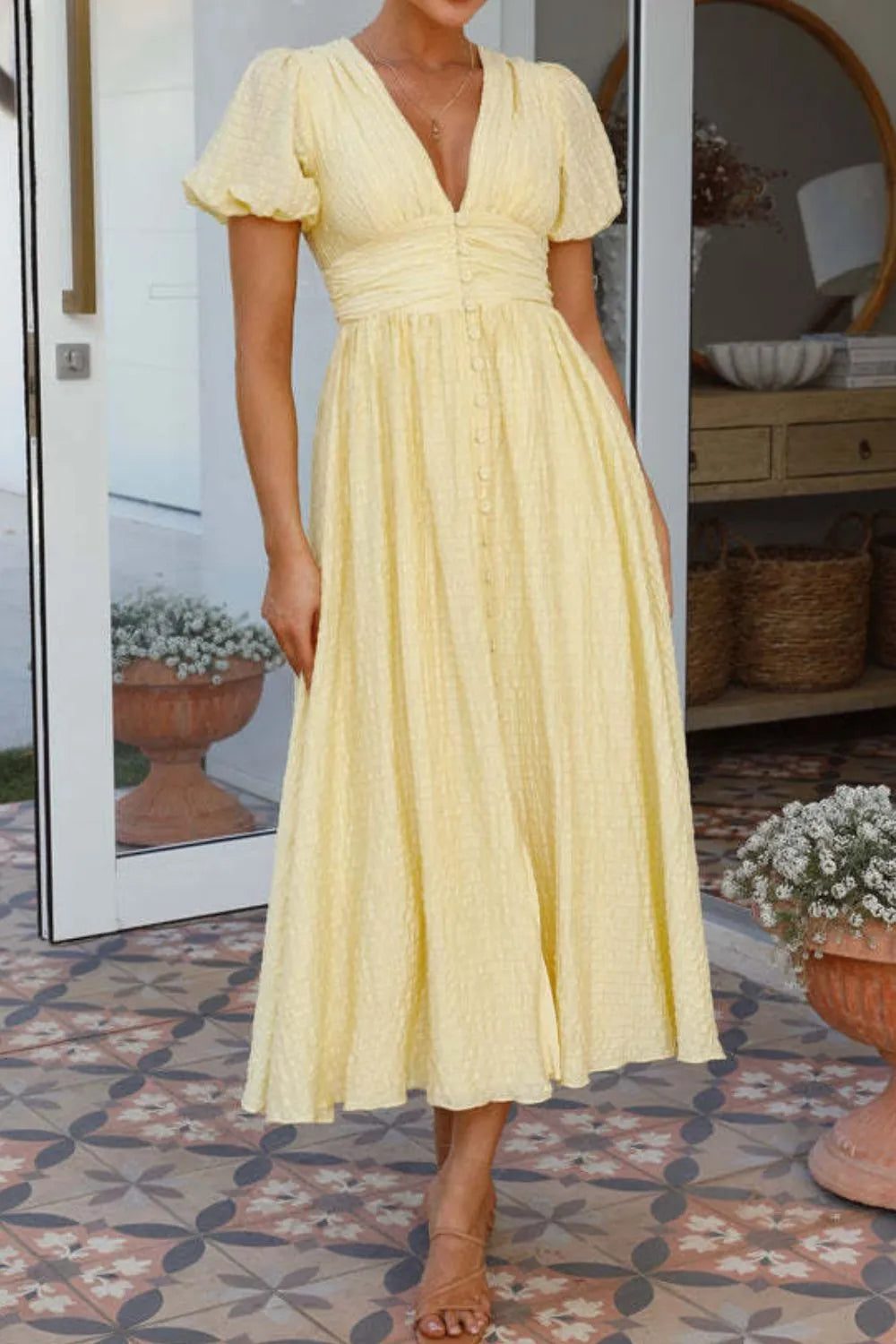 Clarissa - Elegante vestido de manga corta abullonada con escote en pico profundo