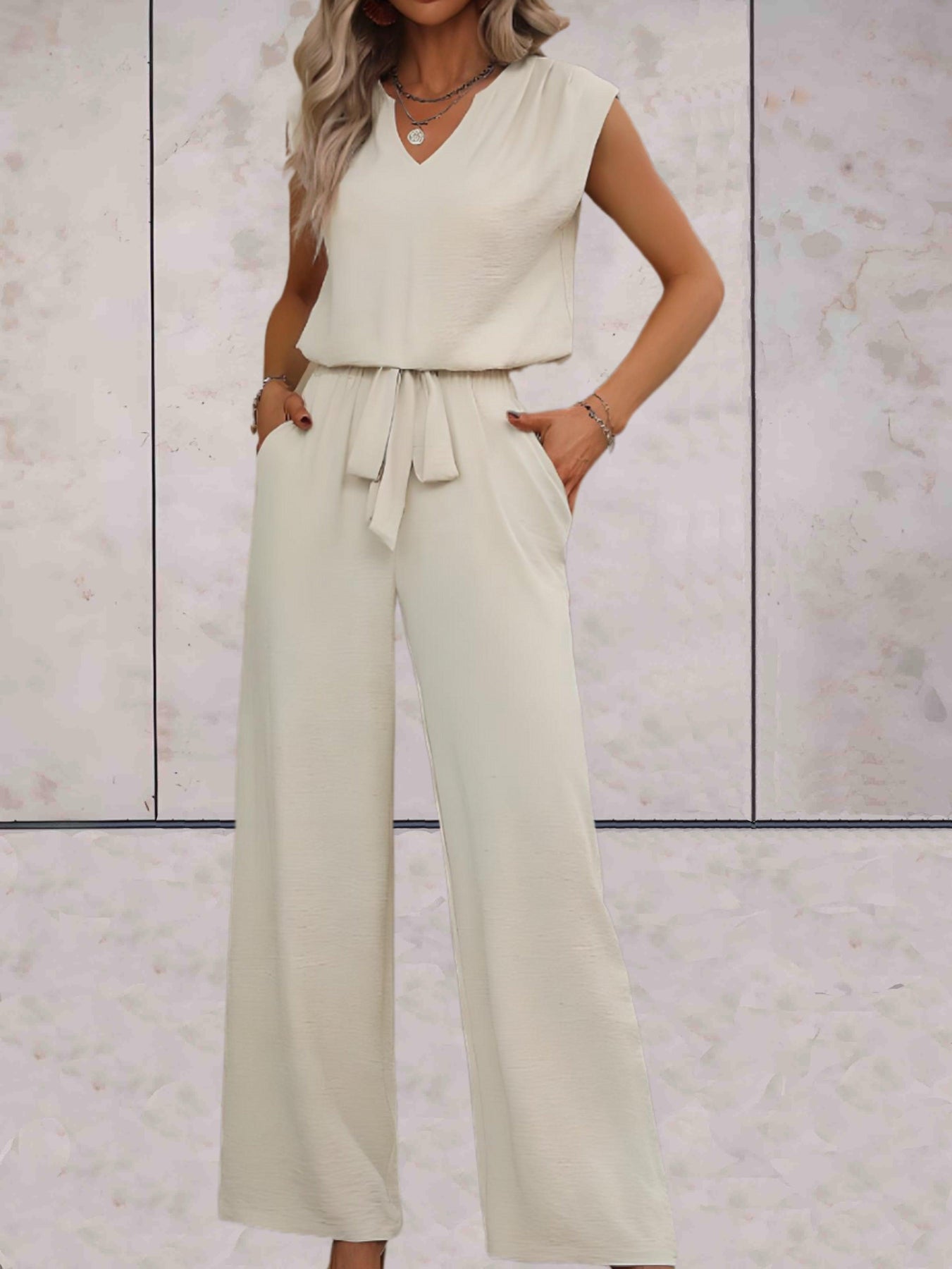 Camilla - Elegante conjunto de blusa sin mangas con cuello de pico y pantalón