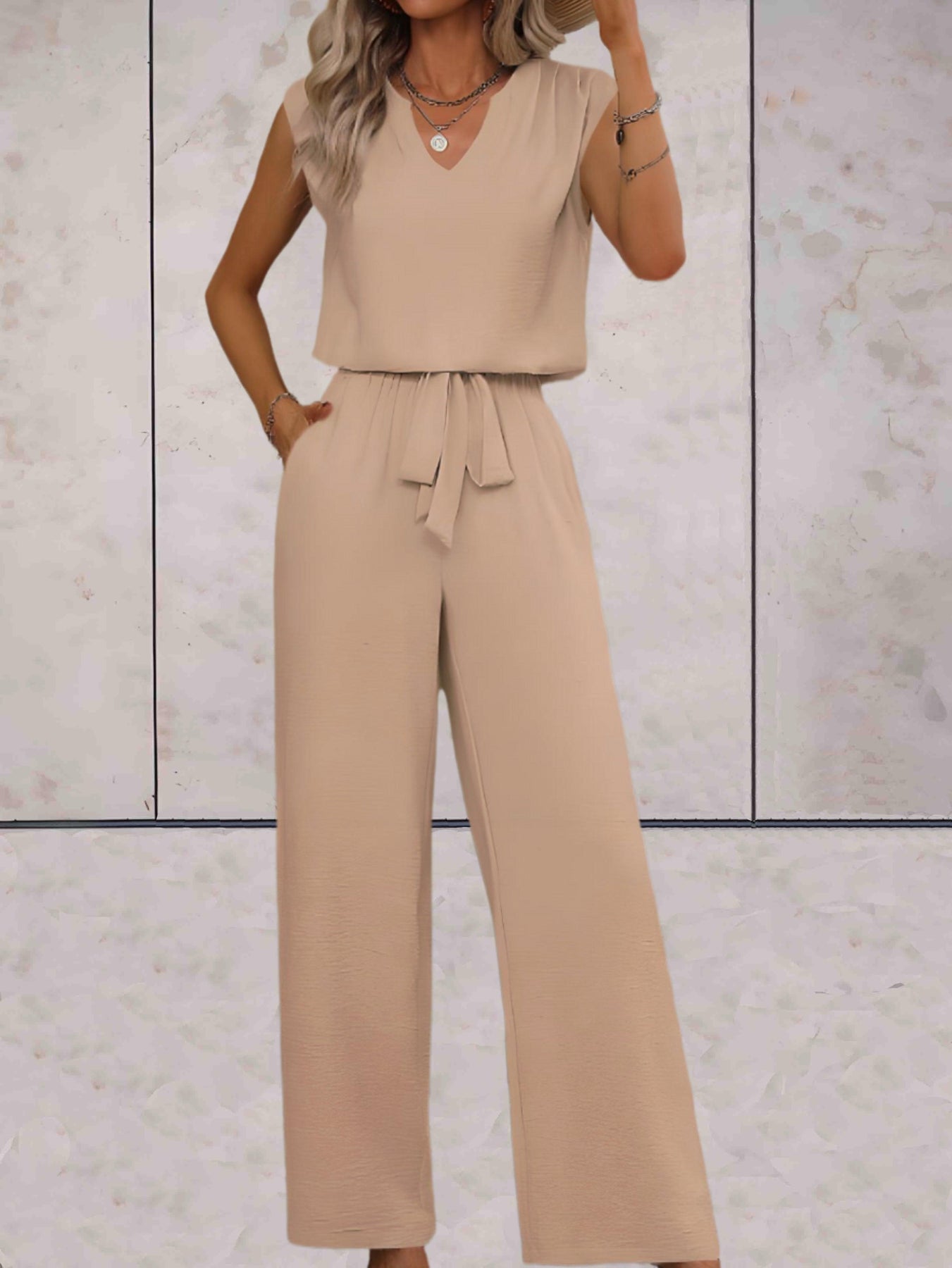 Camilla - Elegante conjunto de blusa sin mangas con cuello de pico y pantalón