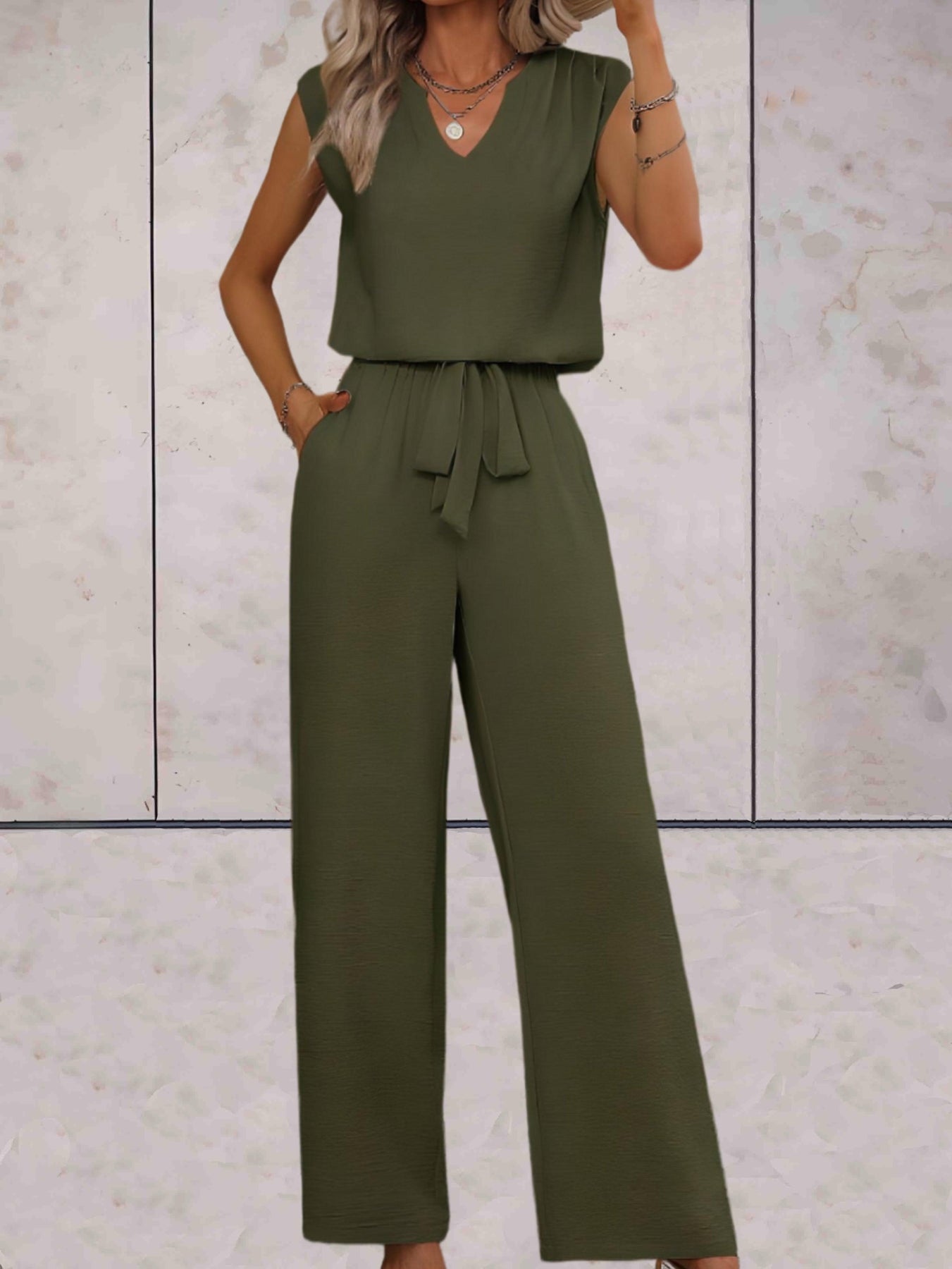 Camilla - Elegante conjunto de blusa sin mangas con cuello de pico y pantalón