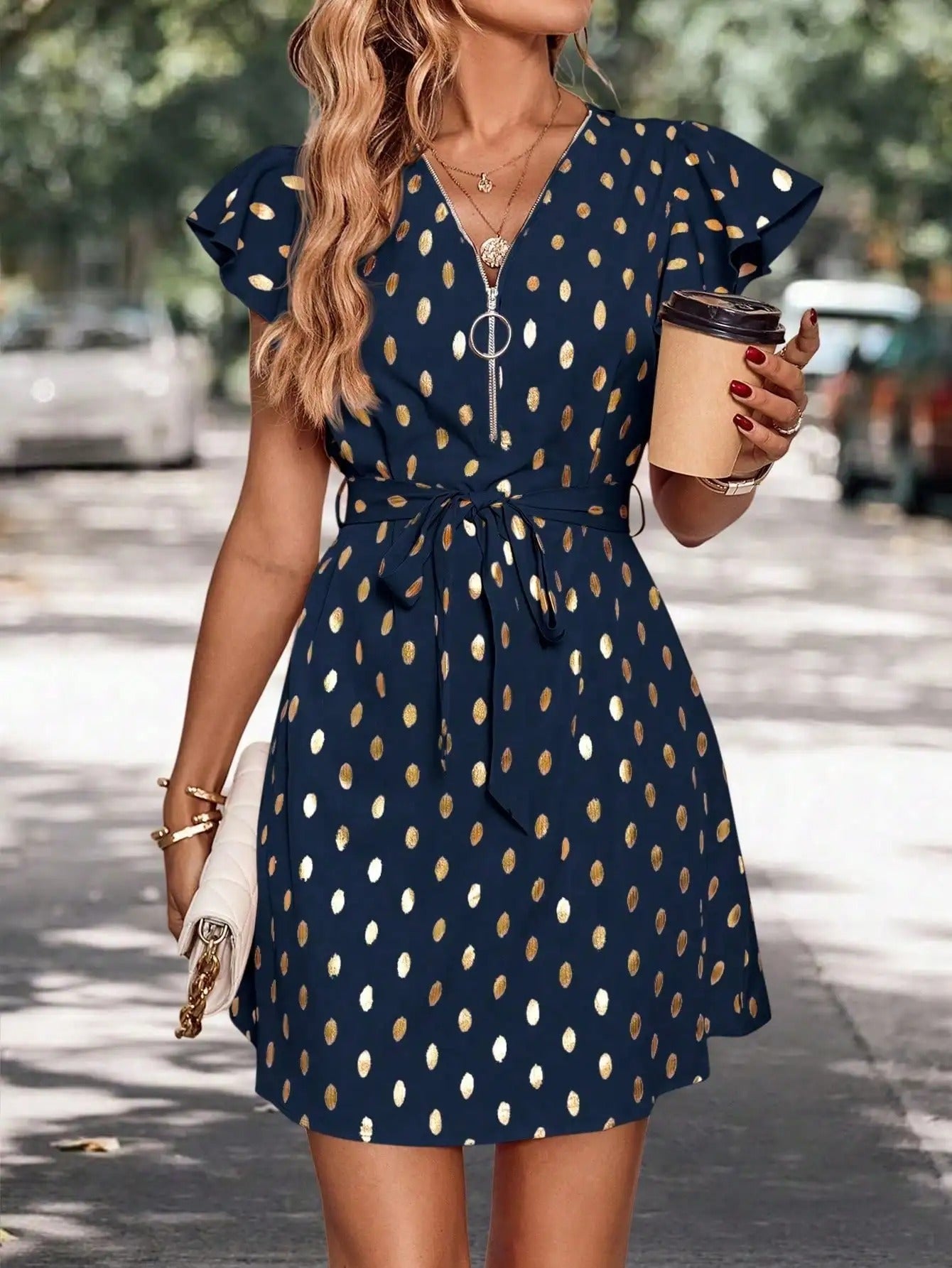 Alessandra - Elegante vestido de lunares con cuello de pico